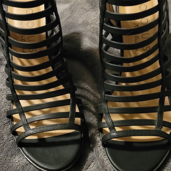 Black heels - Picture 5 of 6